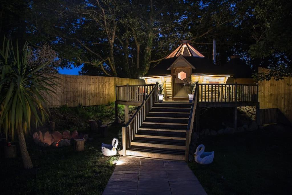 Romantic Treehouse With Hot Tub & Bbq Lodge Praze an Beeble Exterior photo